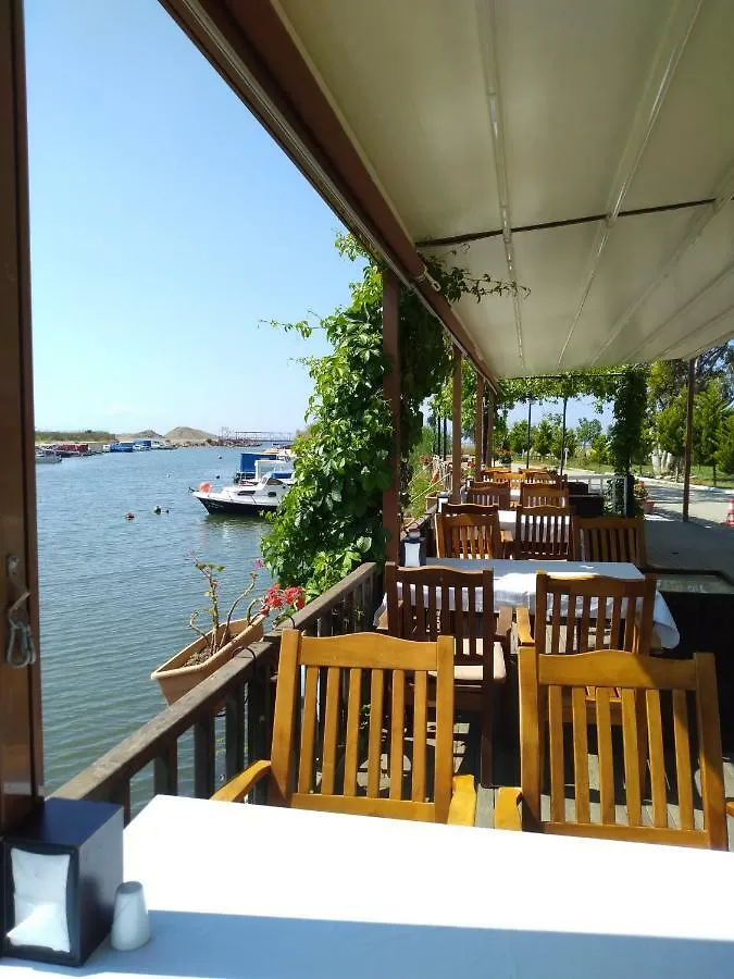 Gumuldur Deniz Kizi Green Garden Bed & Breakfast